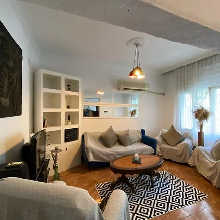 Authentic Detached House In Center דירה